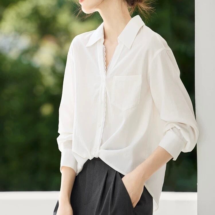 女性らしさ引き立つホワイトシャツ YH9489