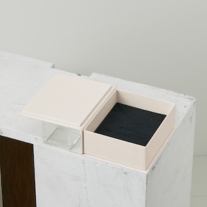 【NEW】ブック型ボックスLサイズ ピアス・リング・ネックレス兼用切込み 20個単位 AR-REP239 【NEW】ブック型ボックスLサイズ ピアス・リング・ネックレス兼用切込み 20個単位 AR-REP239