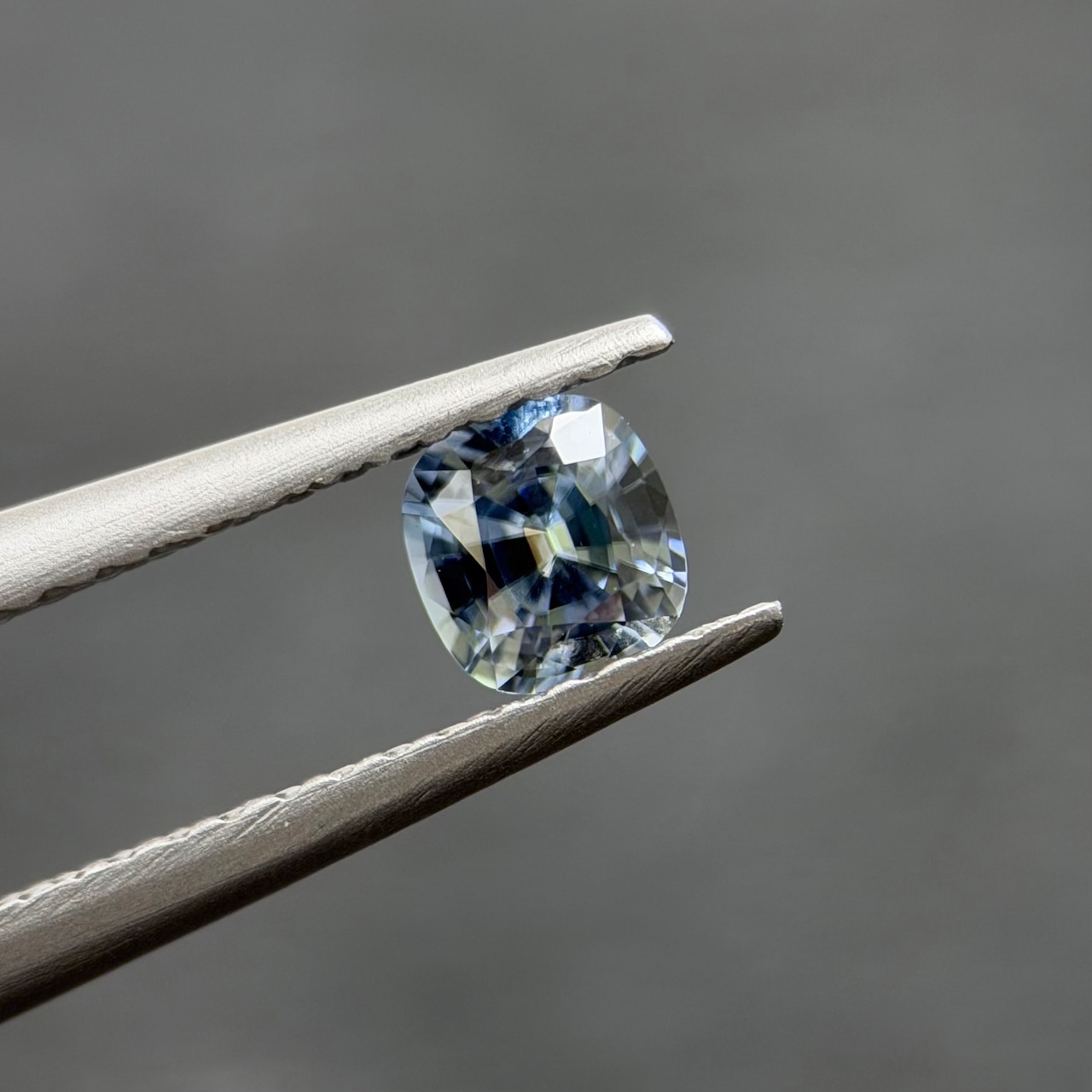 カラーチェンジジルコン 4.2x3.9mm, 0.43ct, ミャンマー産