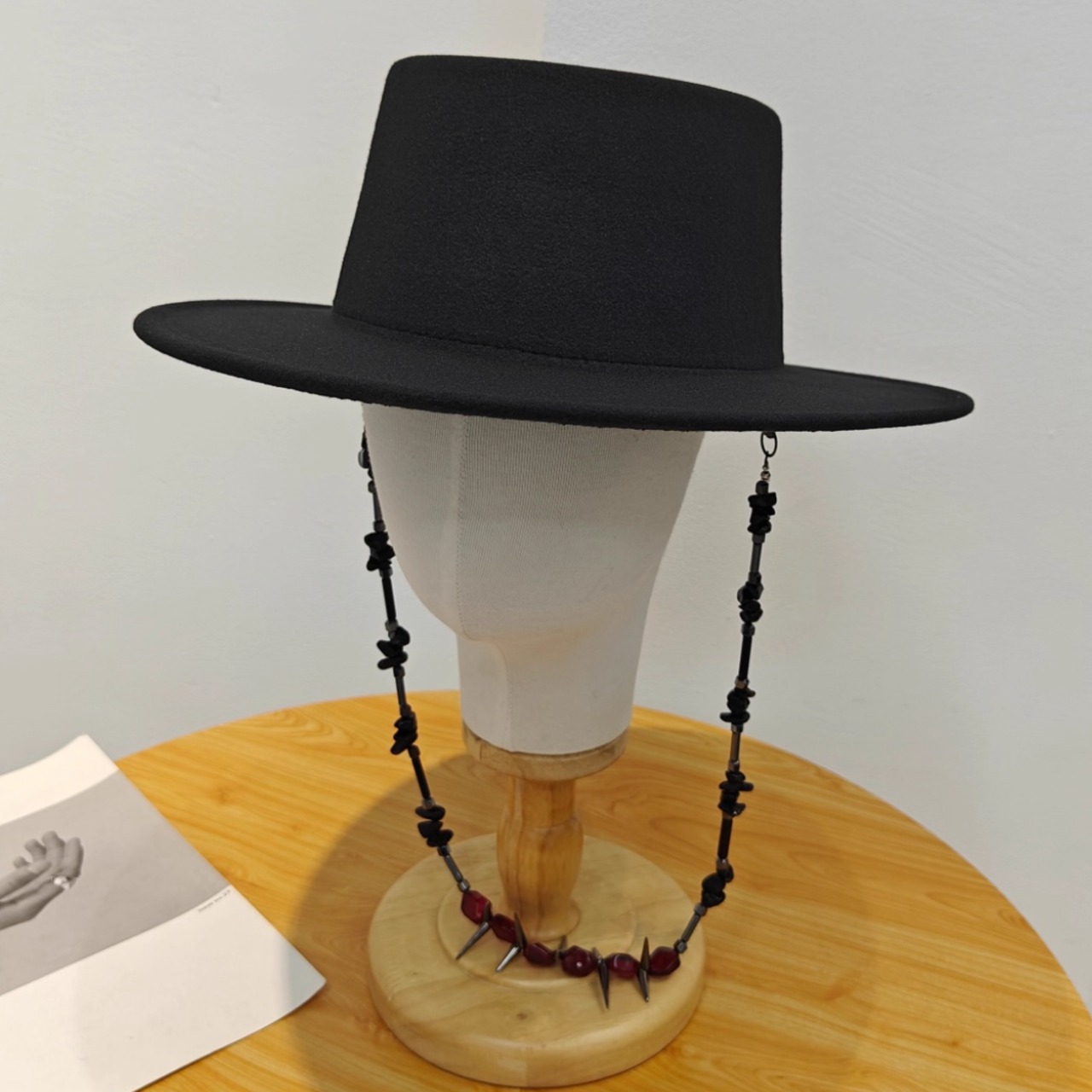 Faux wool flat top hat with red stud chain (ME115)