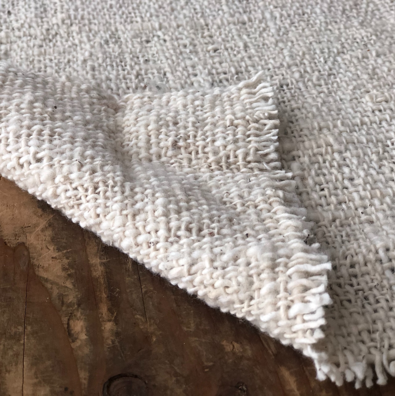 インドの布 《カラデラ村のカディ》手つむぎ手織り・無漂白生地 幅120cm | Mulaセレクト