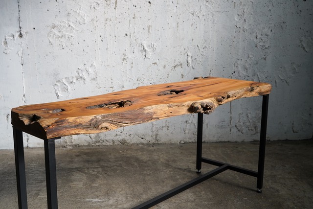 動きのある一位の一枚板 ローテーブル