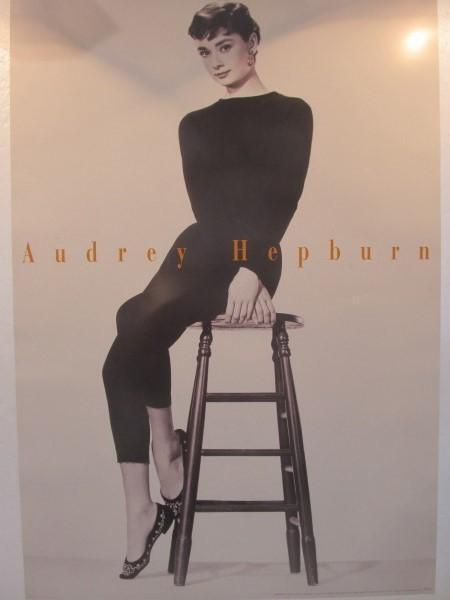 ポスター「オードリー・ヘプバーン　ヘップバーン　椅子　上下黒　全身　サブリナ」 - 画像1