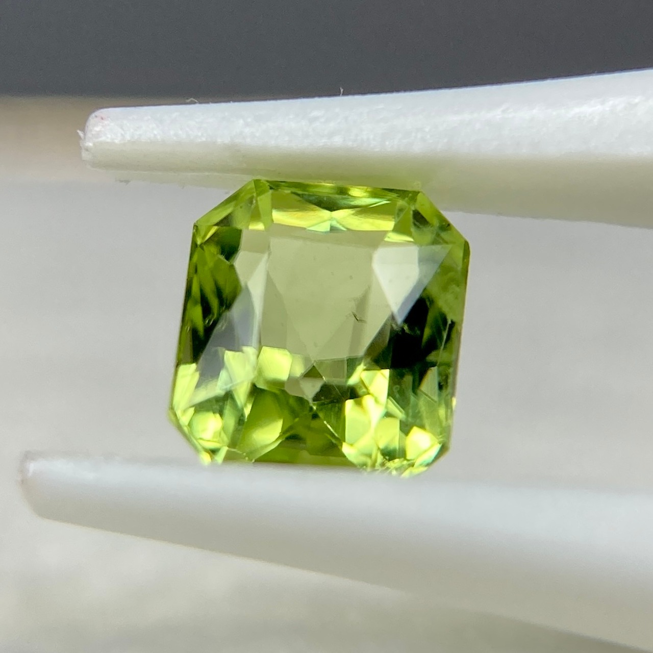 ペリドット 約0.5ct 約4.6mm*4.0mm r-0190