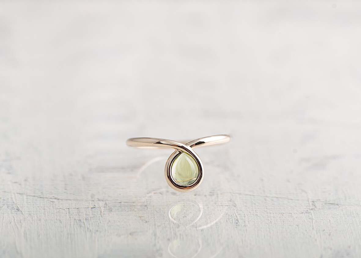048 RUGIADAくるっとナミダ型のペリドット リング