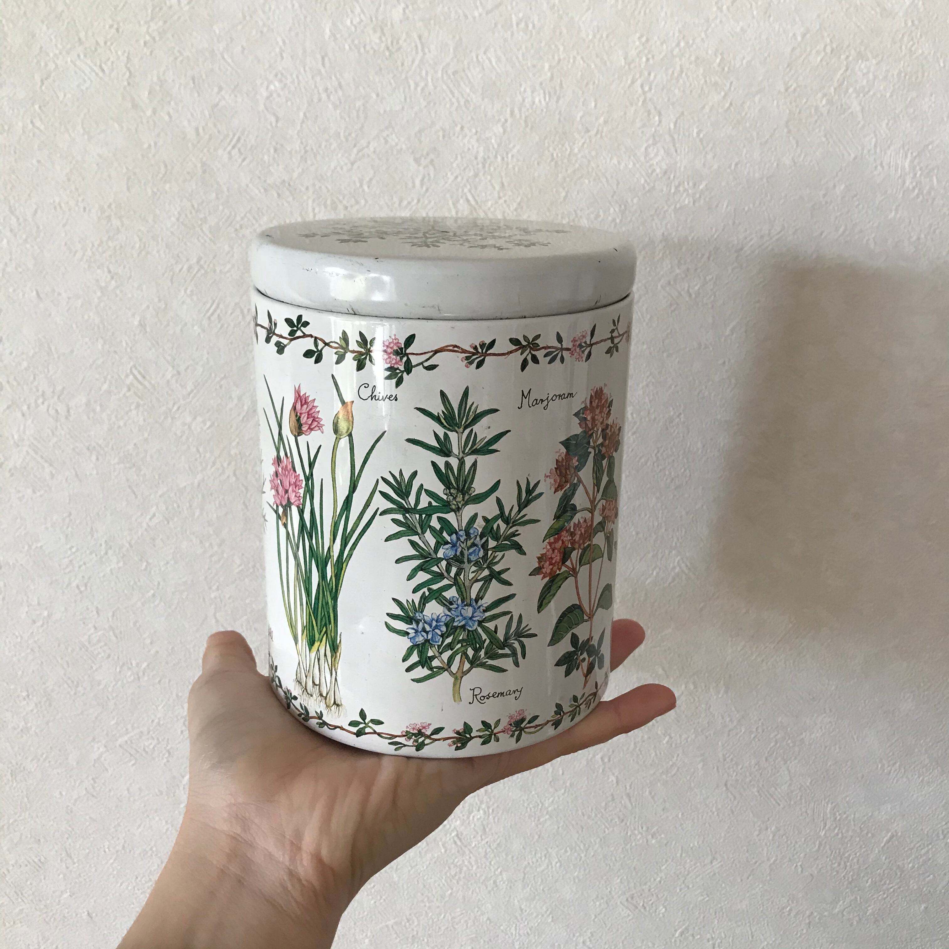 ハーブの描かれた丸い缶
