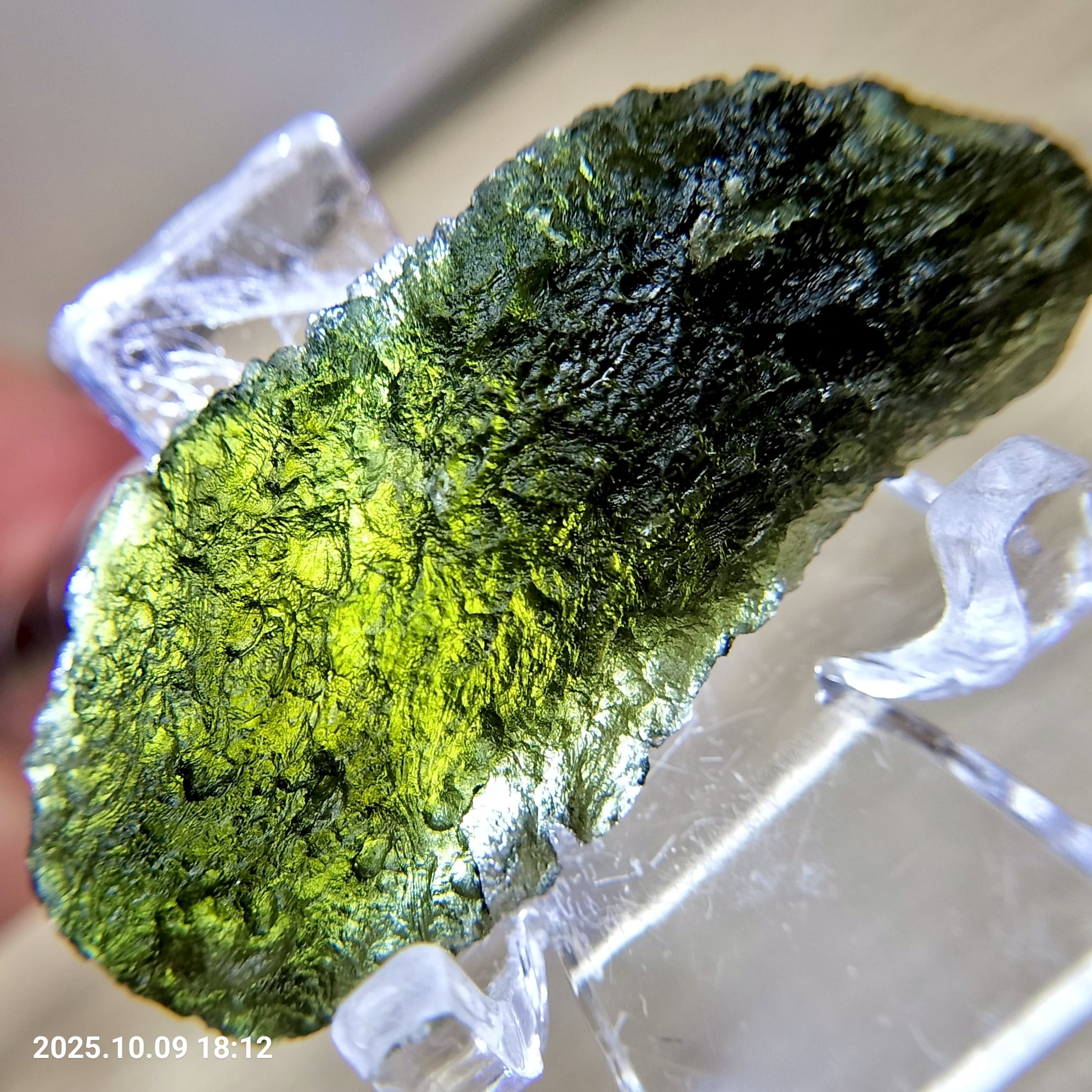 成約済み】超希少 虹入り 天然 無処理 モルダバイト 原石 11.6g 鑑別