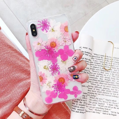 ピンクのお花でまとめた押し花のiPhoneケース