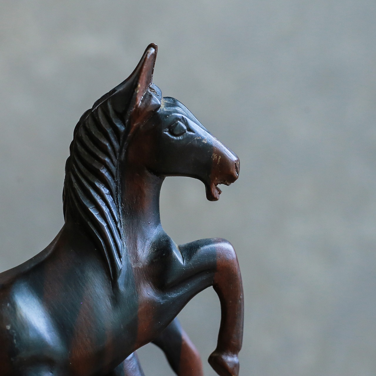 力強く立ち上がる、木製の馬