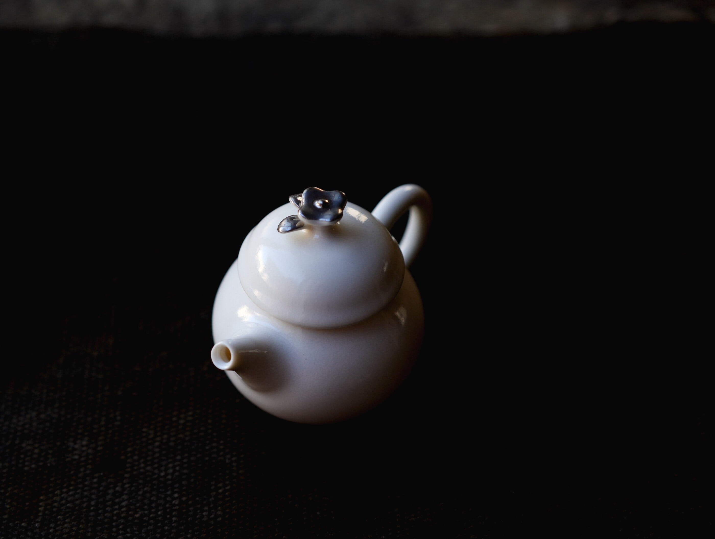 【唯一無二】墨釉 経文彫刻 茶壺｜祈りを宿す作家物 菩薩への道RPG | 藤田美術館 | FUJITA MUSEUM藤田美術館 | FUJITA MUSEUM