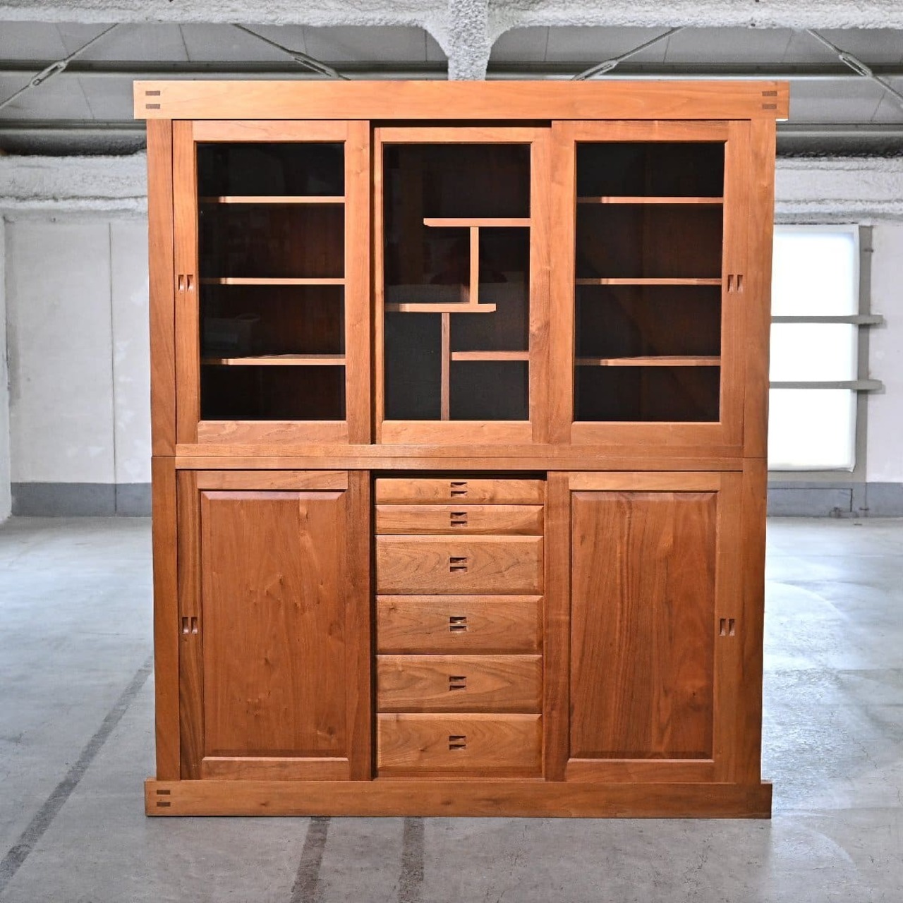 高山ウッドワークス TWW 62万「W613」食器棚 ウォールナット無垢材 水屋箪笥 カップボード キャビネット キッチン リビング ダイニング【中古家具/中古インテリア/USED家具ユーズド家具/リサイクル】