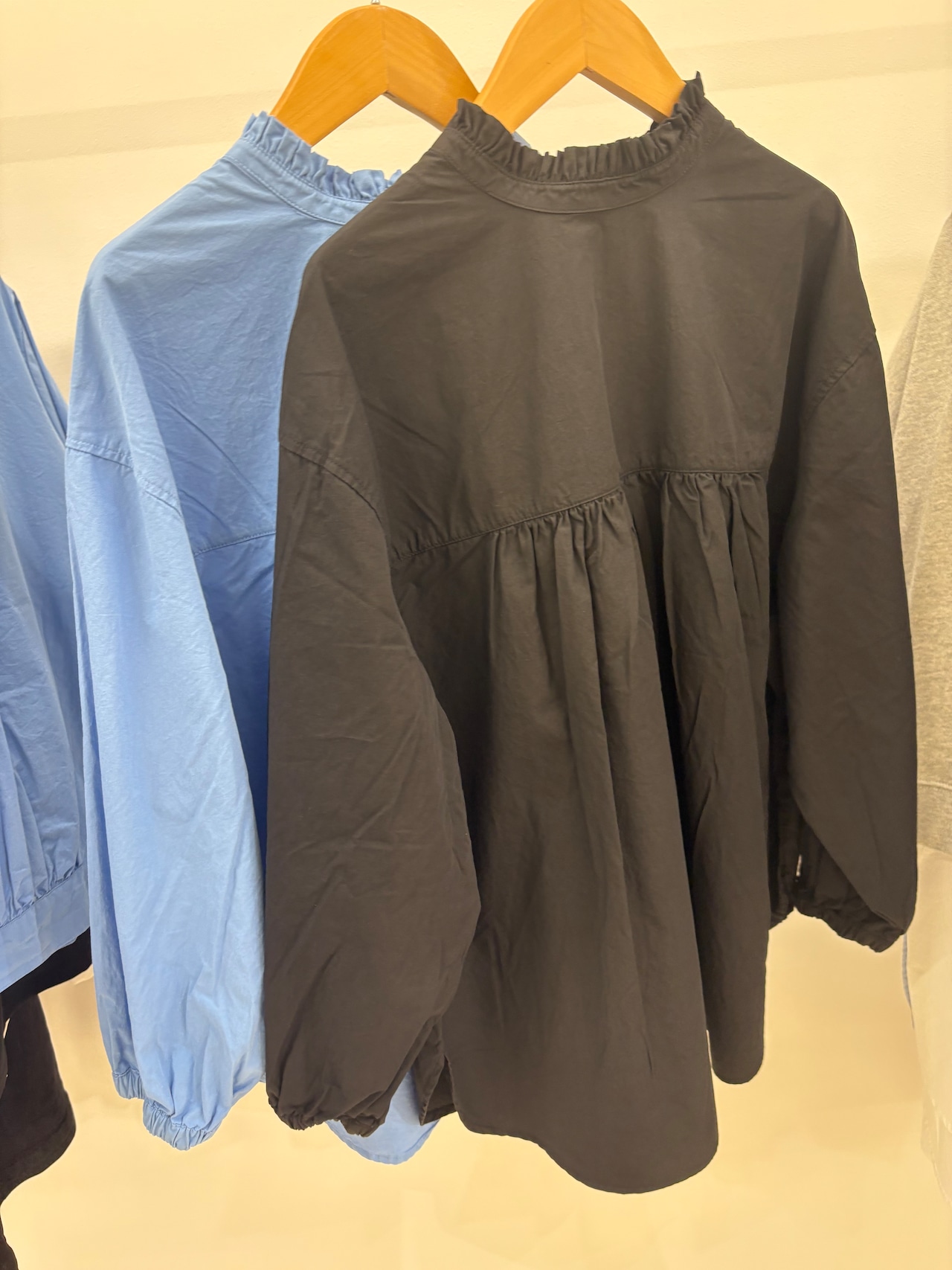 le vent souffle フリルネックシャツ s012