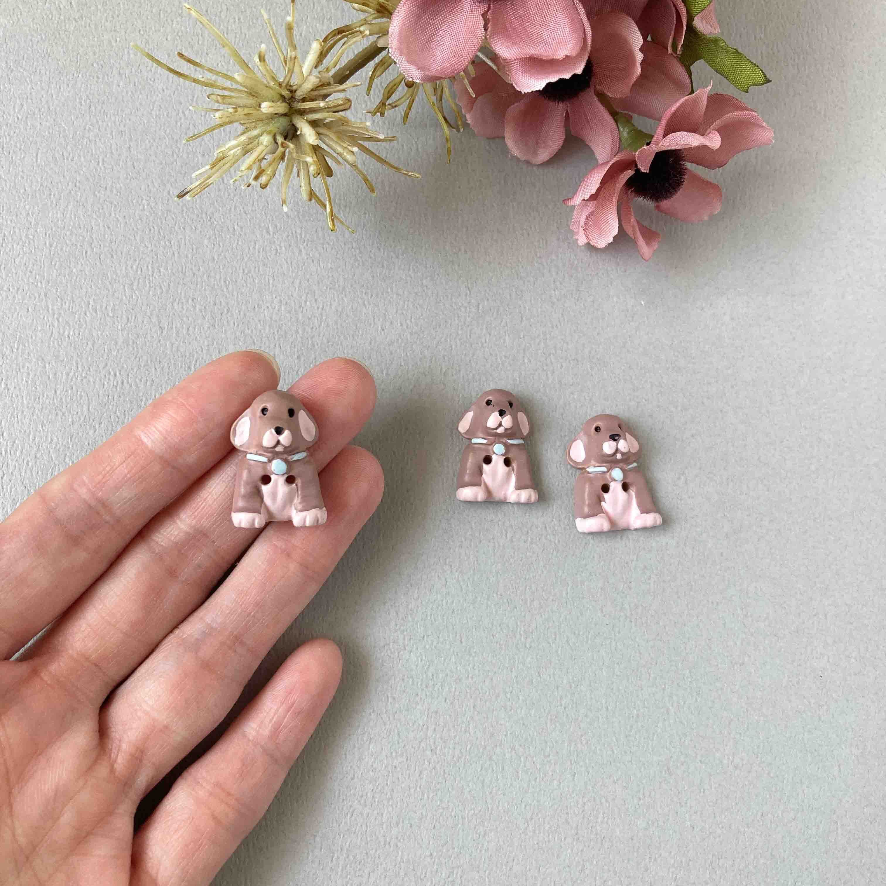 お座り犬のUKボタン(22mm)