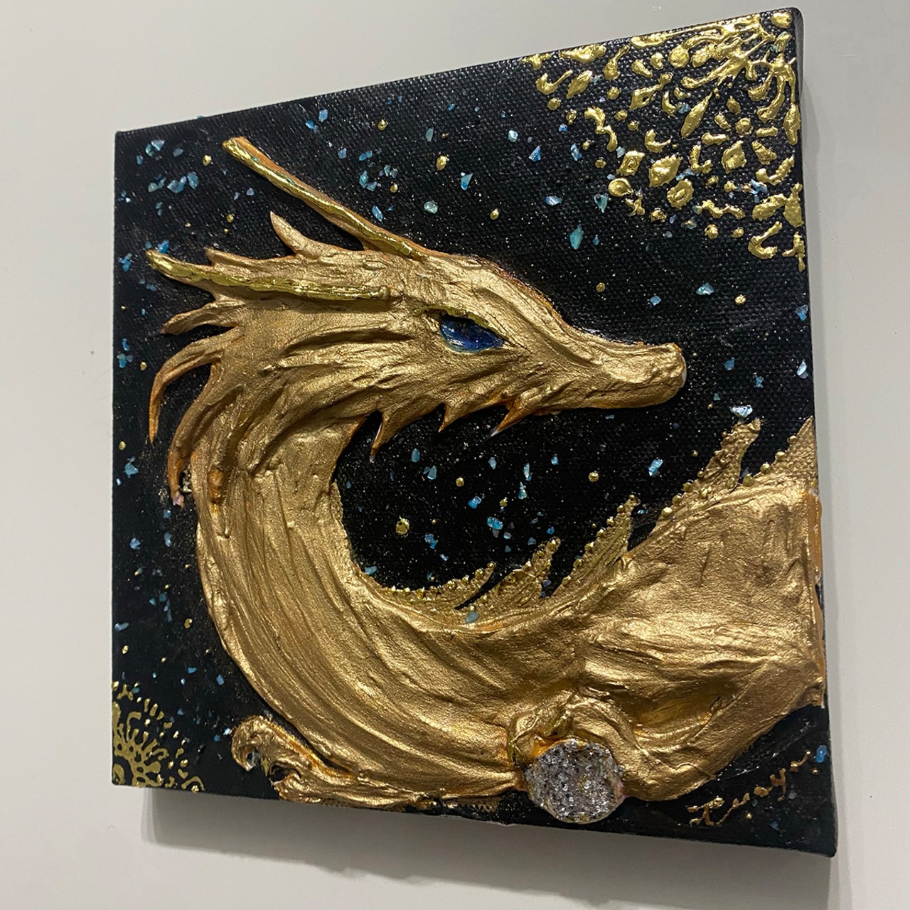 【弥生祭り2026限定】深淵の焔龍 — 琥珀銅金（こはくどうきん）の立体龍神と銀河の宝珠（15cm正方形）