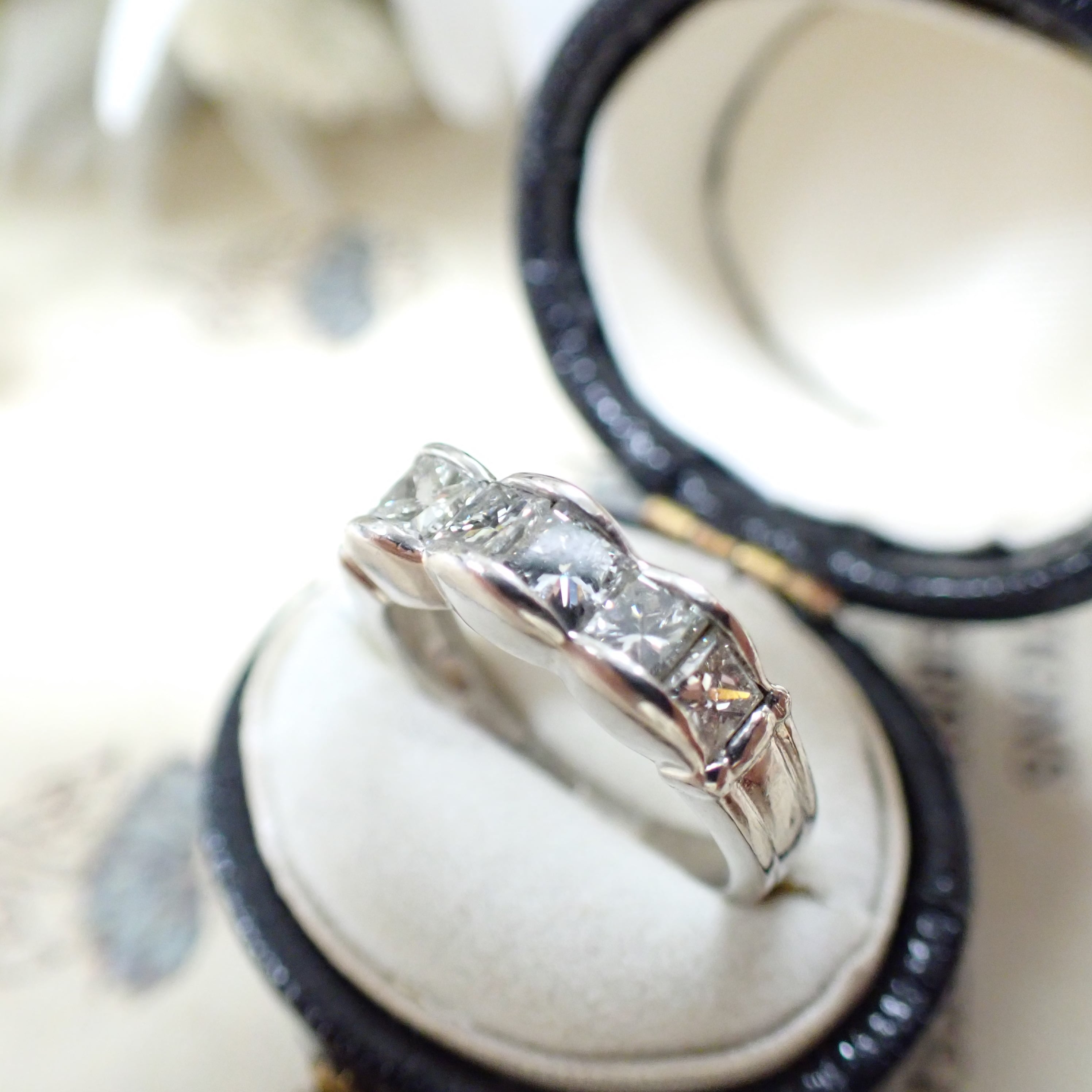 Pt900 昭和レトロ ダイヤモンド リング バケットカット 山形セッティング 変形配置 一文字風 ゴージャスデザイン ~光のリズムを纏うリング~ MR00756 Daisy Ring 東京 門前仲町