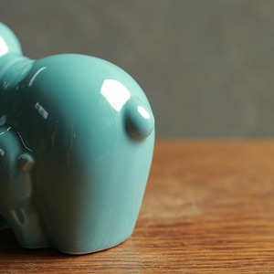 グリーンが美しい、幸せな親子の羊