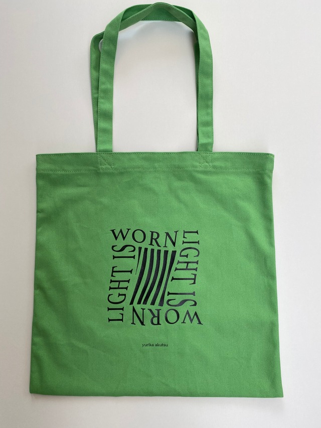 YURIKA_AKUTSU light is worn green tote bag