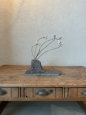 135 石の花器・石の敷台・枝ものセット