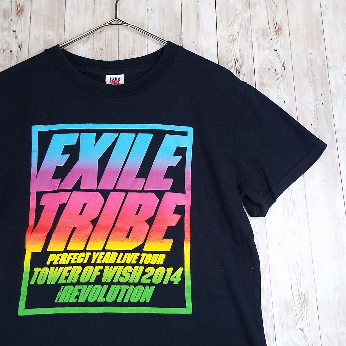 凹凸ロゴ　ブラック・マルチカラー　TRIBE　メンズ古着【湘南倉庫】春夏　YEAR　2014　Sサイズ　半袖Tシャツ　3Dプリント　両面プリント　ツアー　グラデーション　PERFECT　アーティストTシャツ｜EXILE　古着男子のメンズ古着屋OVER25