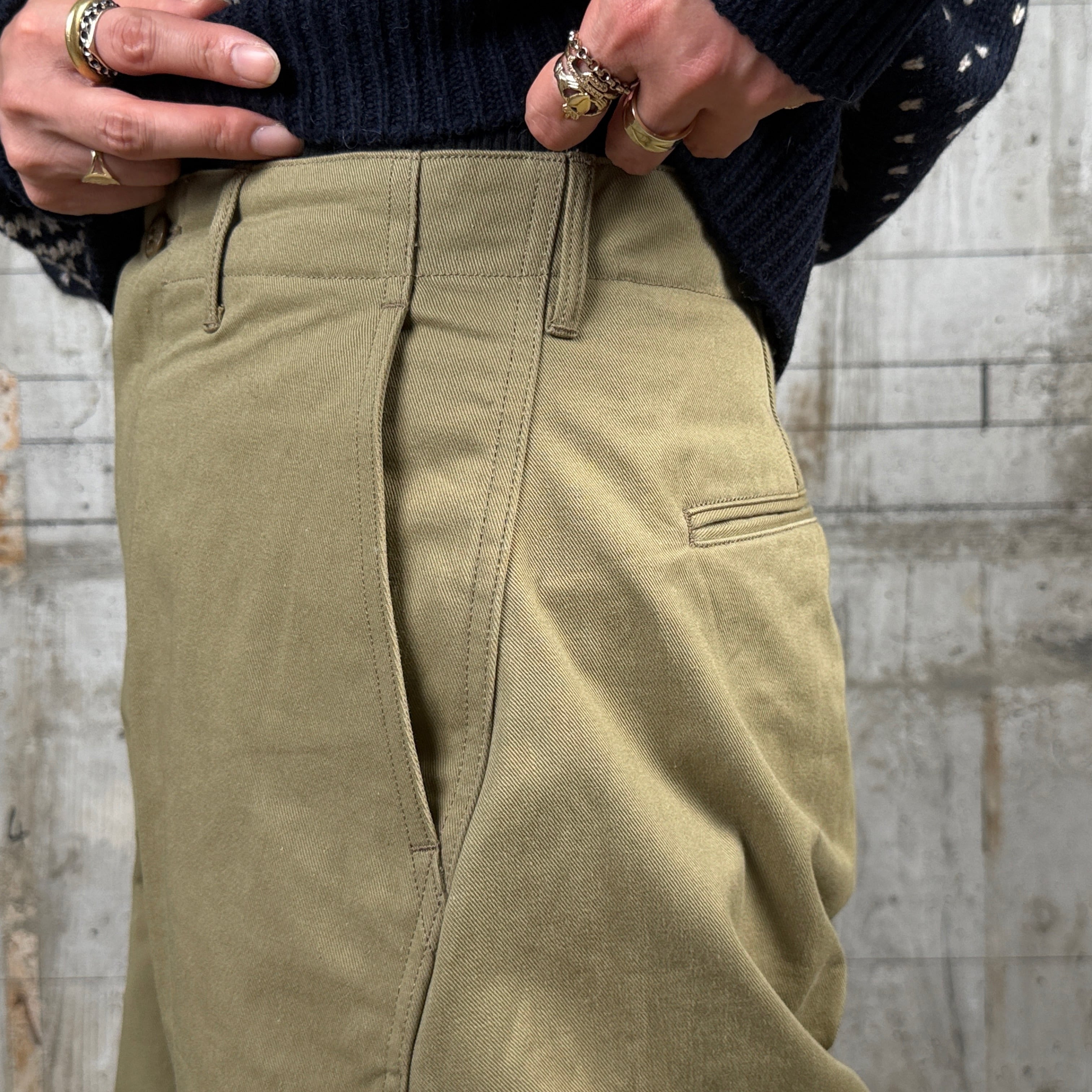 HYKE【ハイク】 BARREL-LEG CHINO PANTS (13348) | glamour online