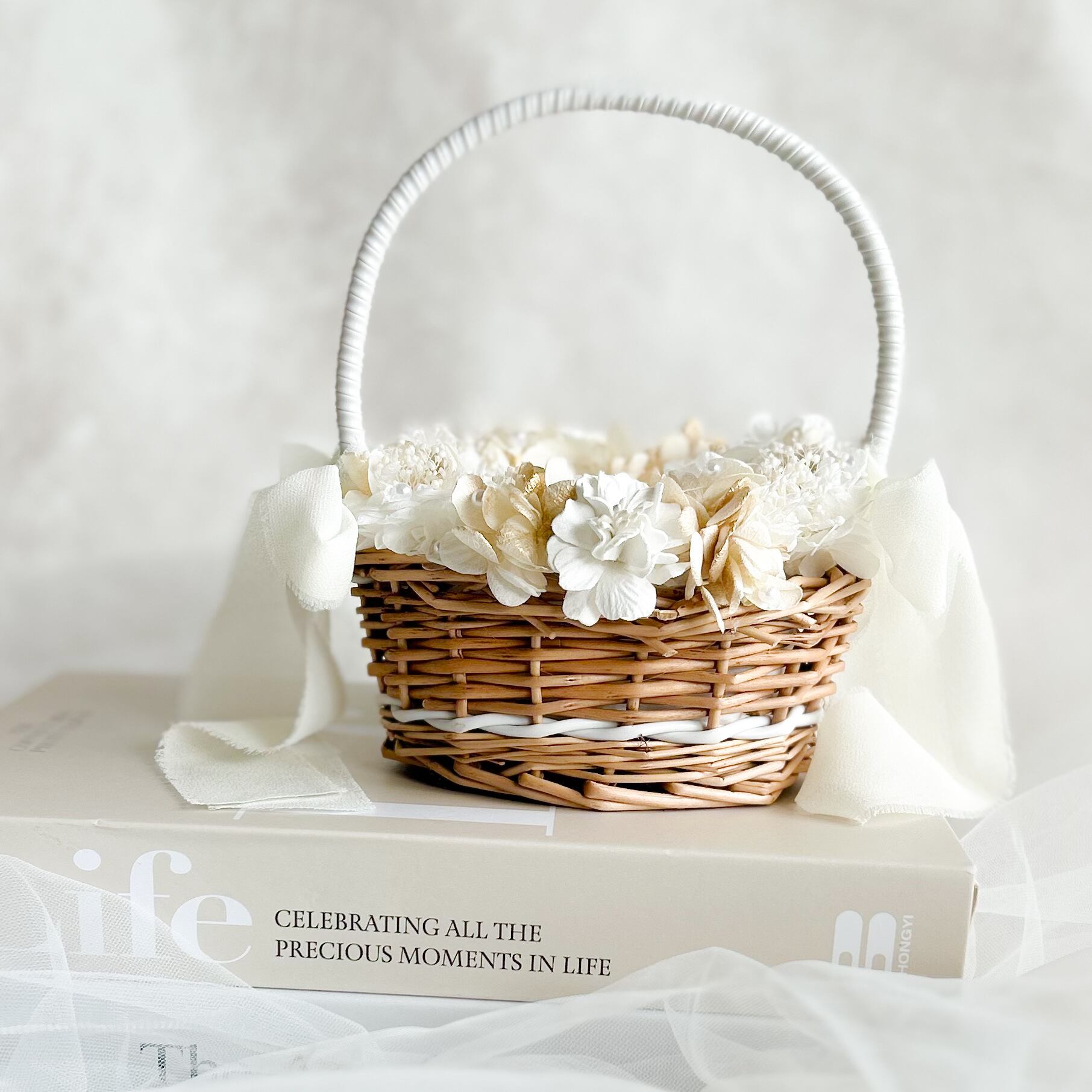 Ring pillow oval beige gold bascket