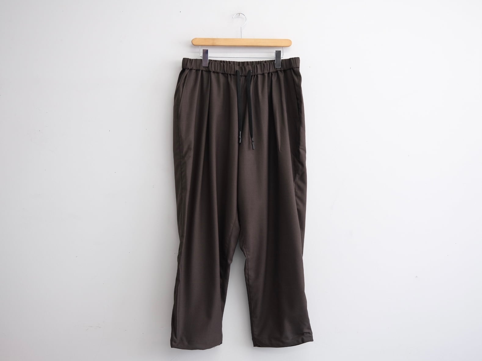 UNTRACE”_154 TPO TAPERED PANTS CHARCOAL” | Lapel online store