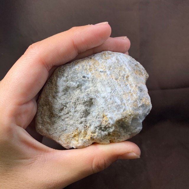 2セレスタイトに住み着いているフローライトハリネズミさん