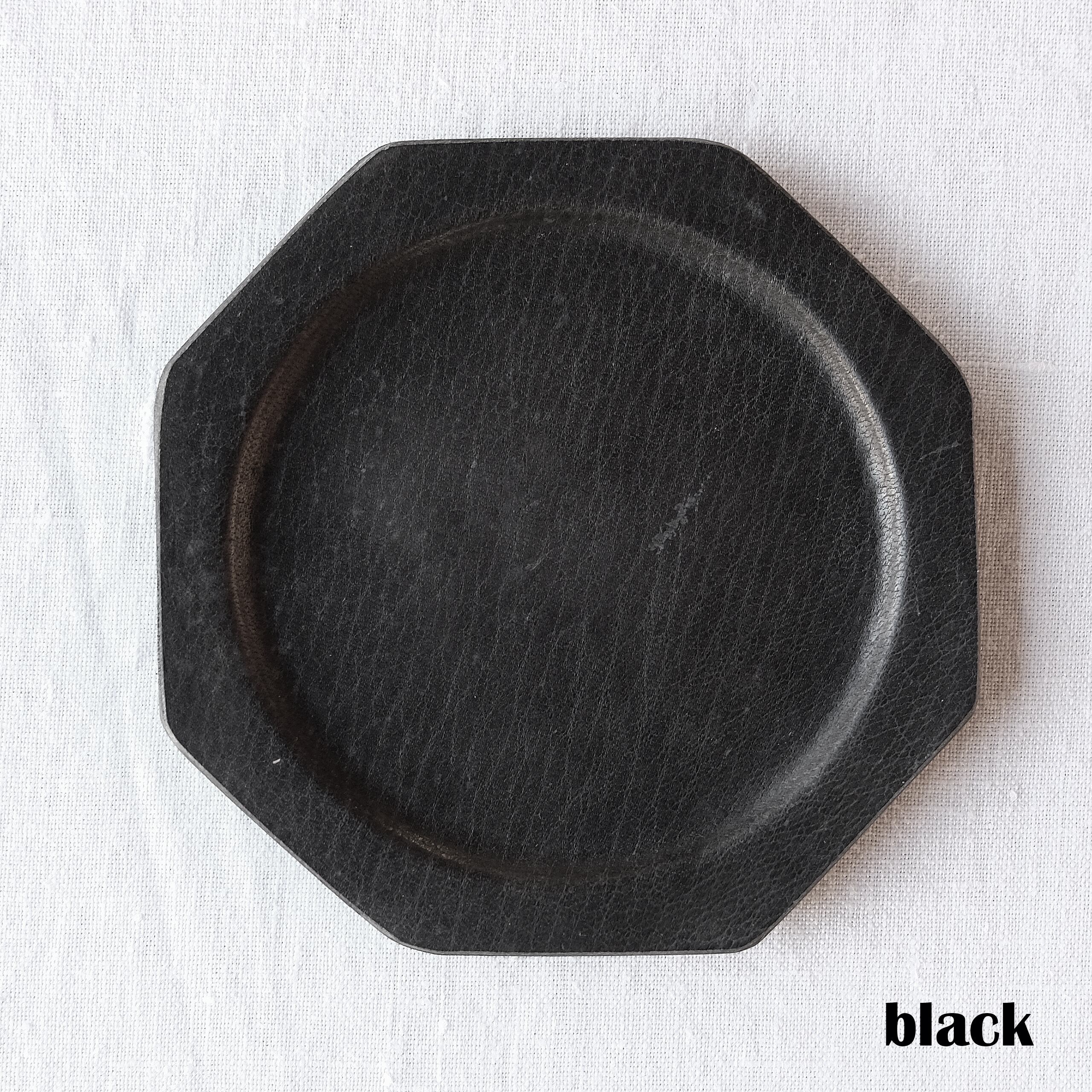 太田一永 Kazunaga Ohta 革トレー八角薄 black, khaki, natrual