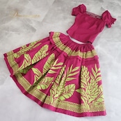 フラダンス 衣装 ツーピース セットアップ 上下セット パープル系 アロハスタンダード 日本製 ハワイアンプリント ALOHA STANDARDS アロハ 植物柄 フラ ダンス レッスン 練習 フリル袖 マゼンタ 華やか 鮮やか かわいい おしゃれ 上品 ピンク系 グリーン系 紫 ピンク 黄緑 フラデザイン ダンス衣装 トップス スカート かわいいデザイン おしゃれな色合い オシャレ ハワイアンスタイル 練習着 エレガント 可愛い