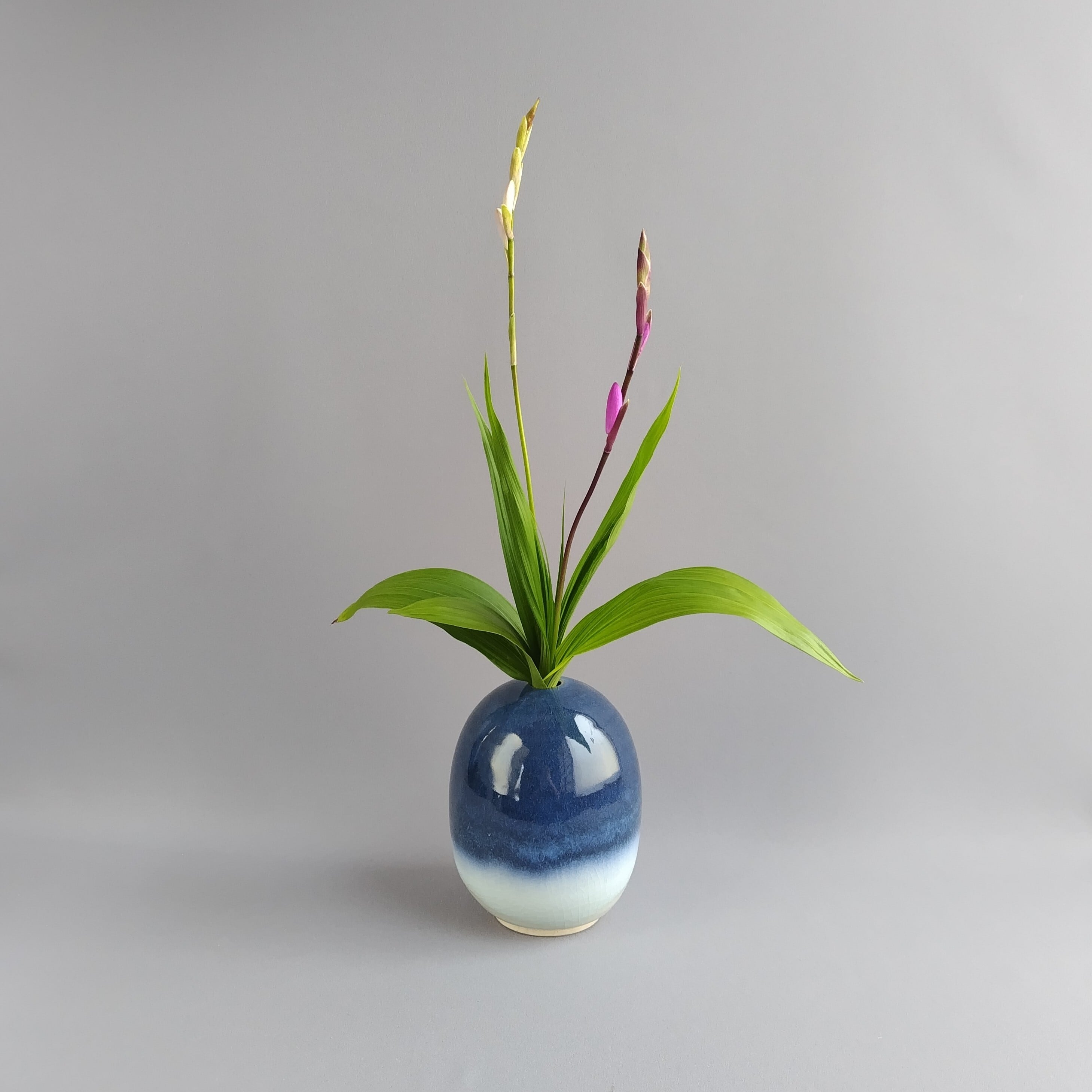 中国 青釉輪花口花入　u6210406 花入れ 藍釉 【商品番号：00905】 | やきもの實陶（さねとう）