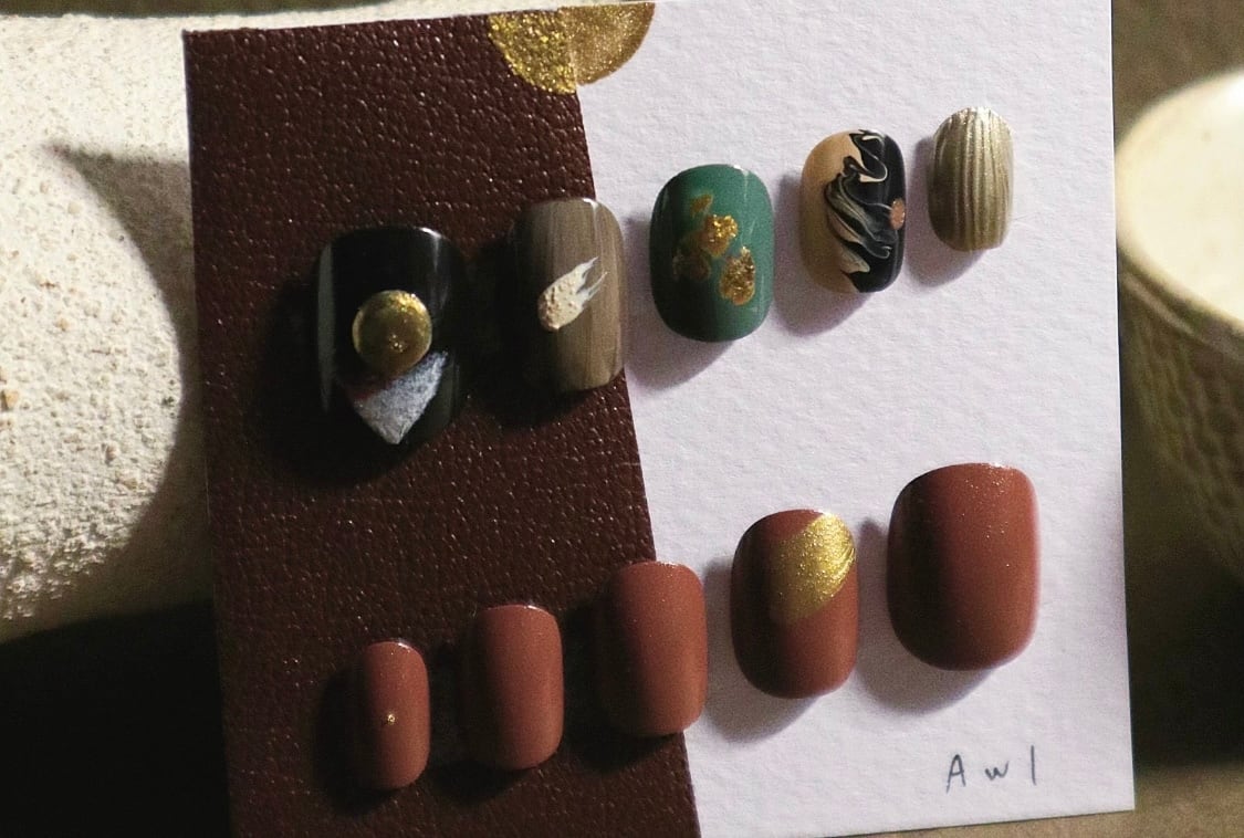 つめをぬるひと / Awl