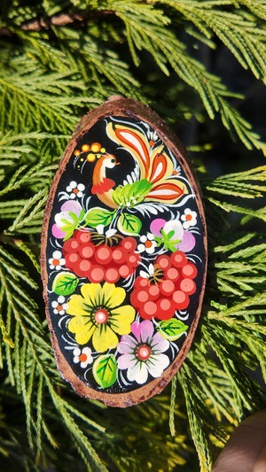 ウクライナ伝統絵画 ペトリキウカ塗り 木製ブローチ（ホメンコ作）