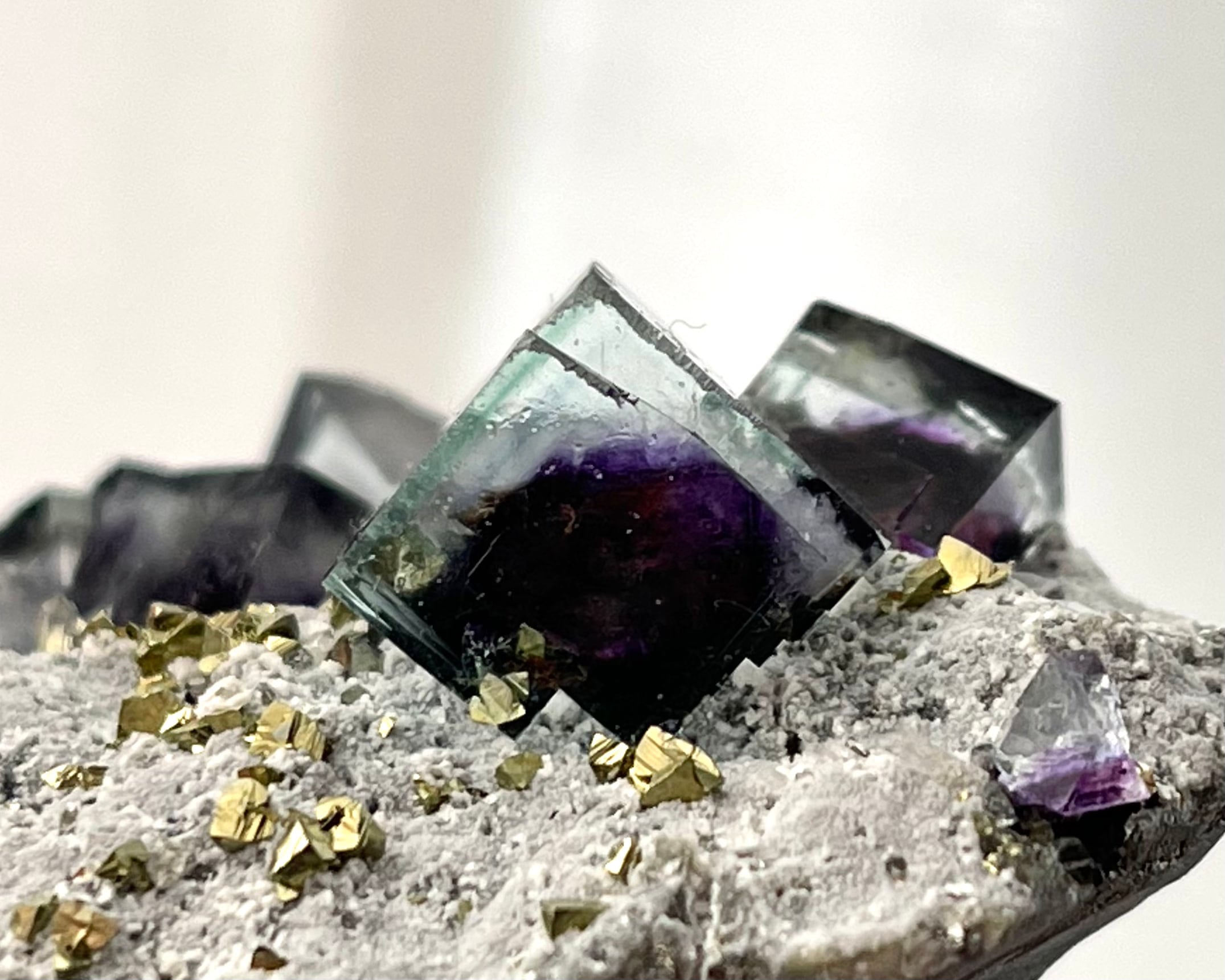 フローライト / キャルコパイライト / クォーツ【Fluorite with