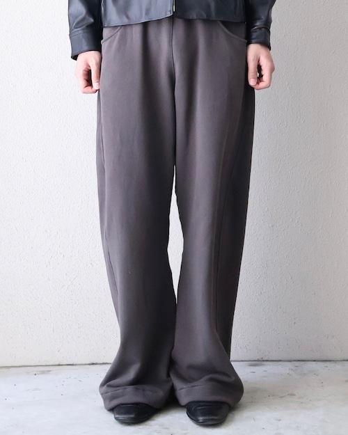 【+(Plūs)】Wide silhouette seam sweat trousers dark grey