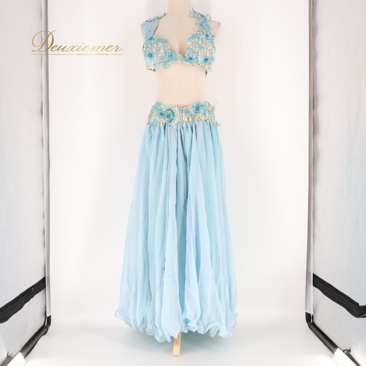 ベリーダンス オリエンタル 衣装 上下セット ブルー系 トップス スカート アーム アーム飾り 腕飾り 水色 花 ラインストーン ビーズ かわいい 明るい キラキラ 華やか ダンス衣装 イベント ステージ 華やか