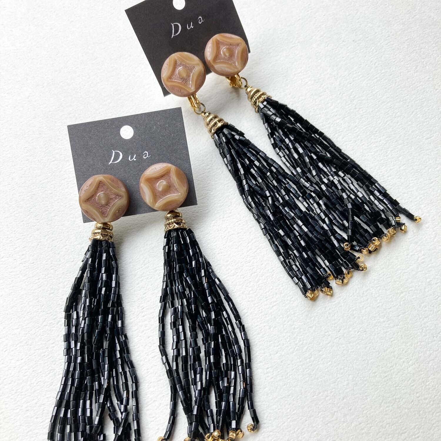 チェコビーズとブラックビーズタッセルの〈ピアス/イヤリング〉 | Dua