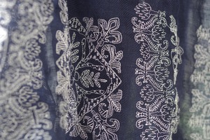 [群青色] リネンツイルガーゼの刺繍ストール　ミドル巾