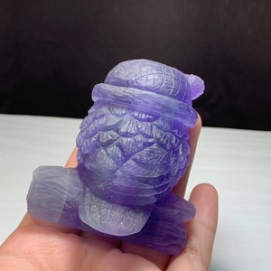 1.帽子をかぶった色合い美しいフローライト・フクロウ