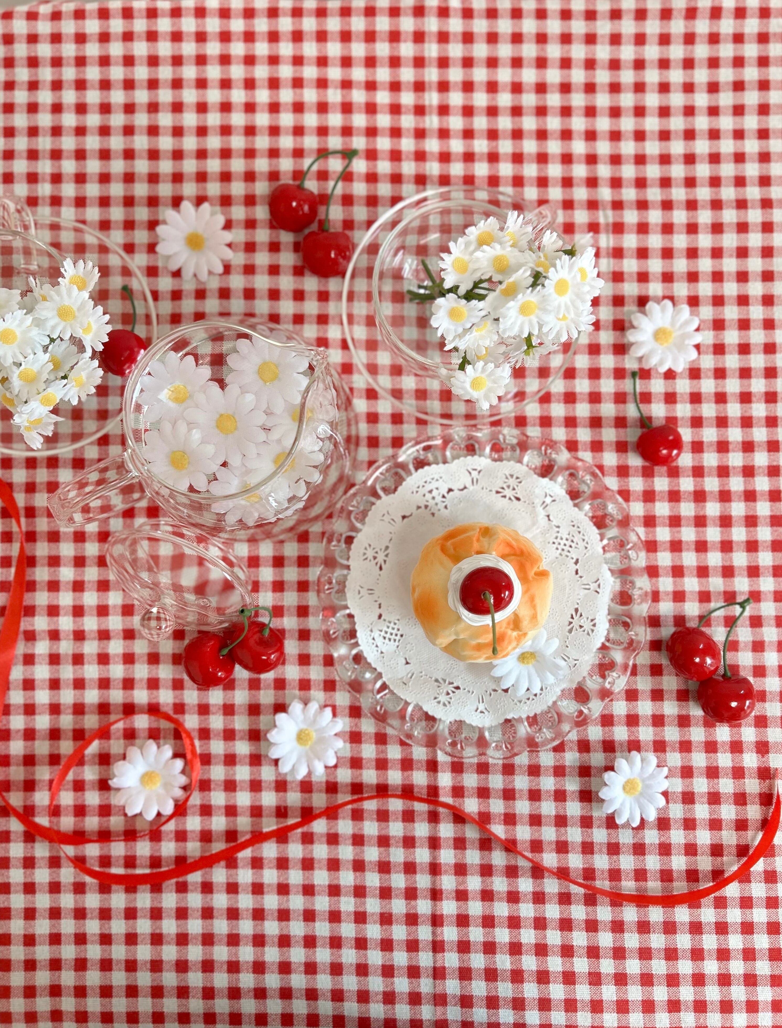 赤いモザイクタイルのチェリー置物 赤いモザイクタイルのチェリー置物