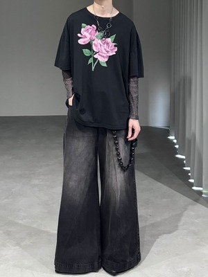 rose print Tee / black × lavender
