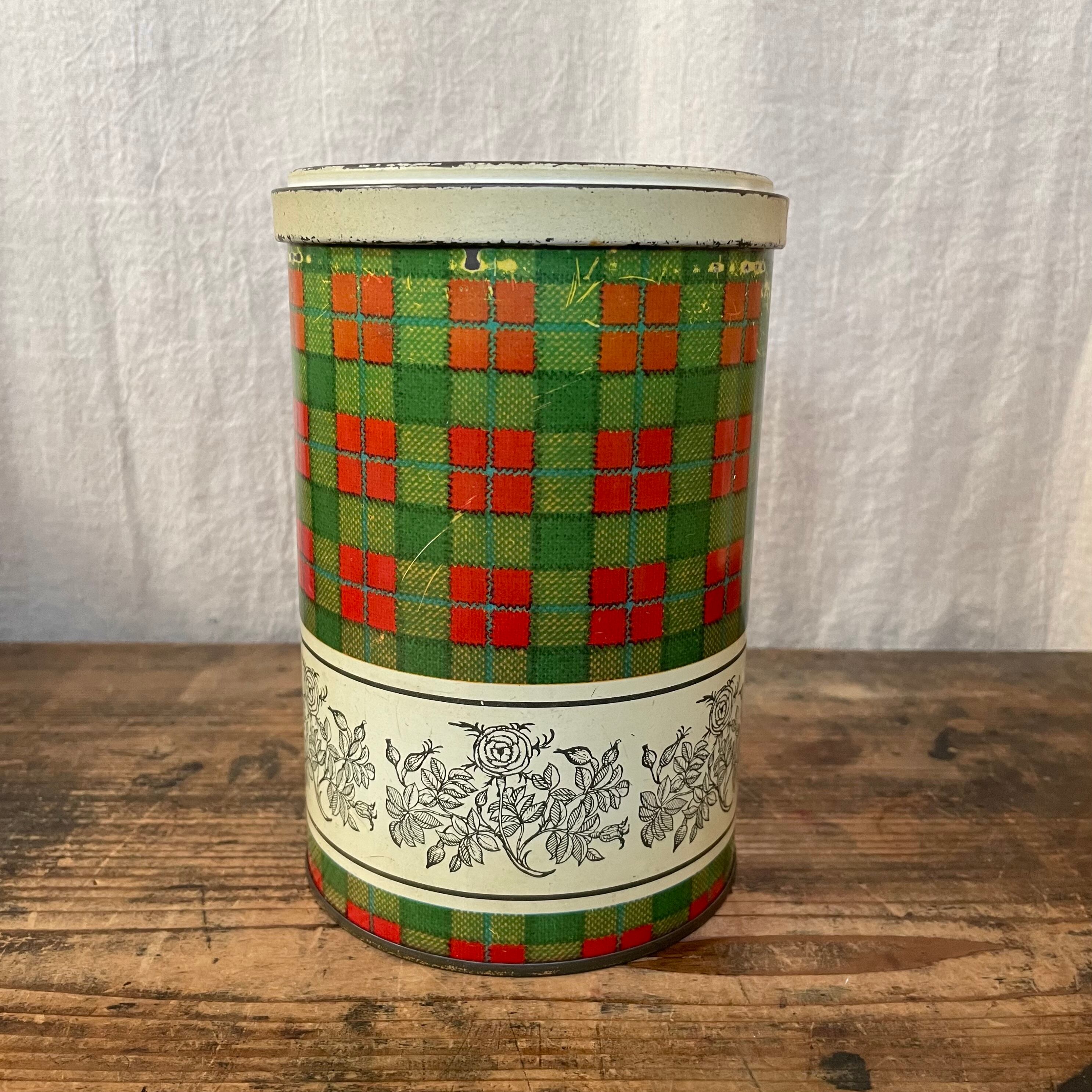 チェック柄とバラの缶