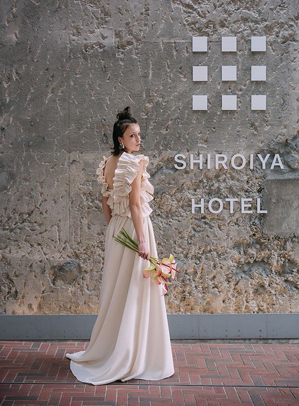 パーティードレス オンショルダードレス ラッフルフリル ベージュ 背中  