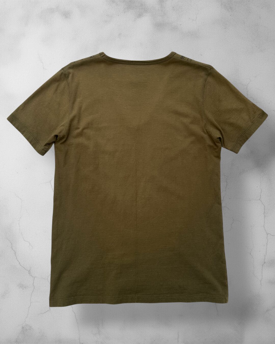 BLACKBARRETT BY Neil Barrett Vネック Tシャツ BLACKBARRETT by NEIL BARRETT Dog Tag Graphic V-Neck T-Shirt Size:2