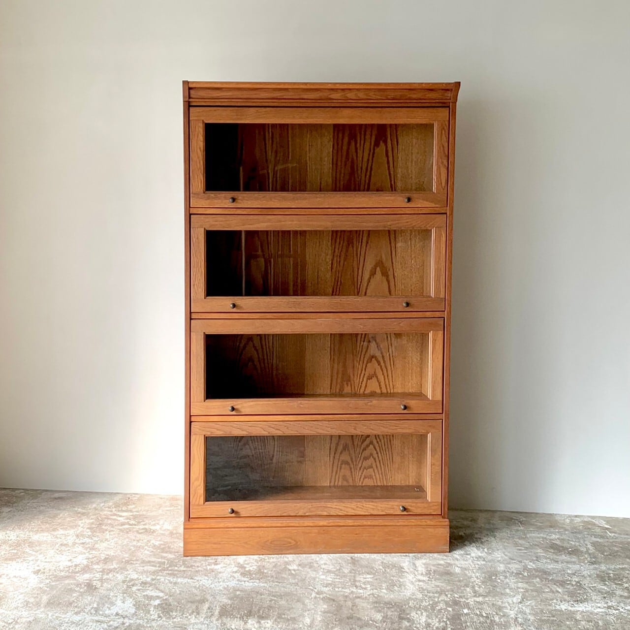 フラップ扉のキャビネット　収納棚　古家具　0611