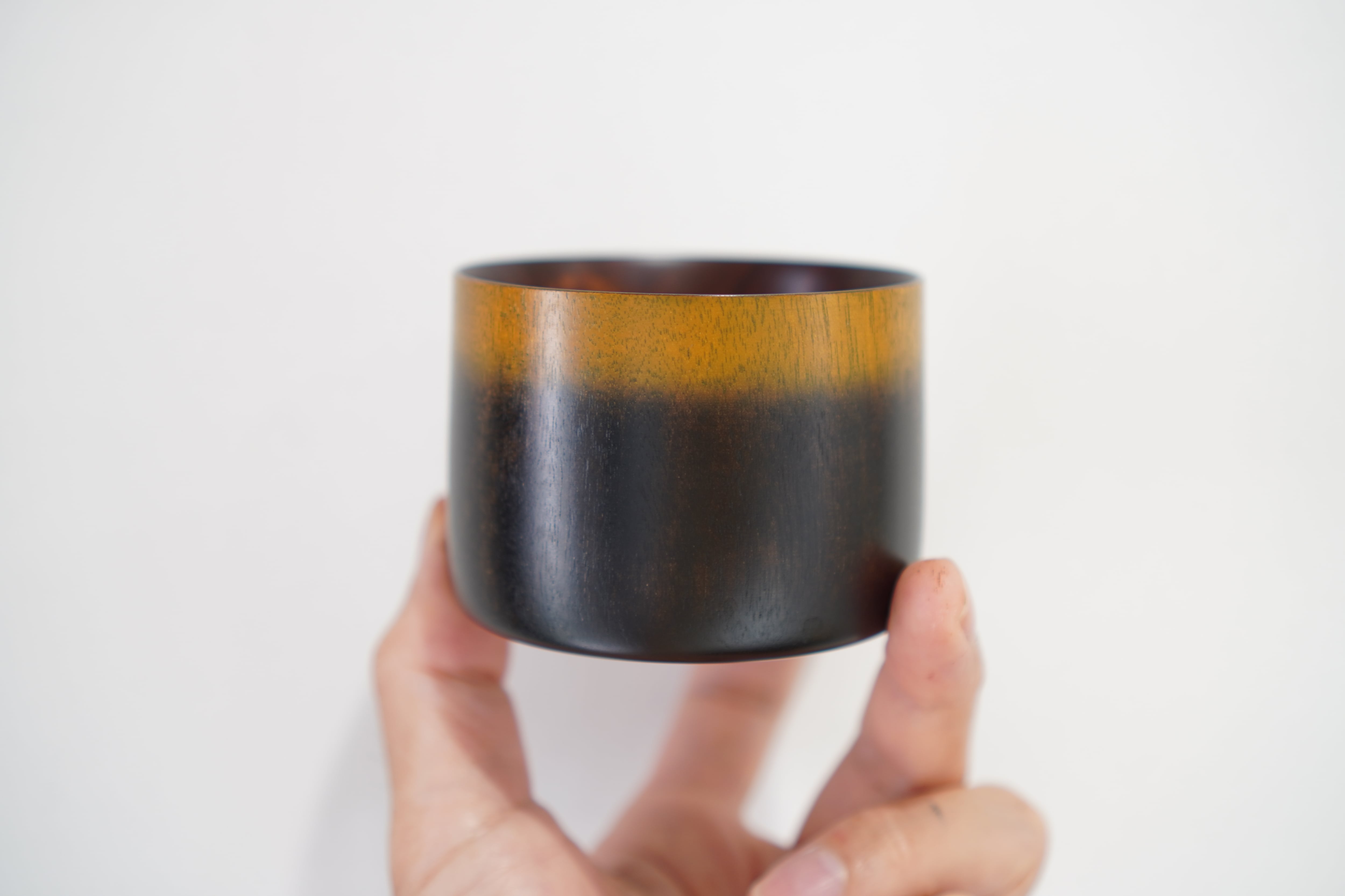 MUM KIIK MUG Kids 木製漆カップ 巾着袋付き kiik mug kids 黄 | mumonline