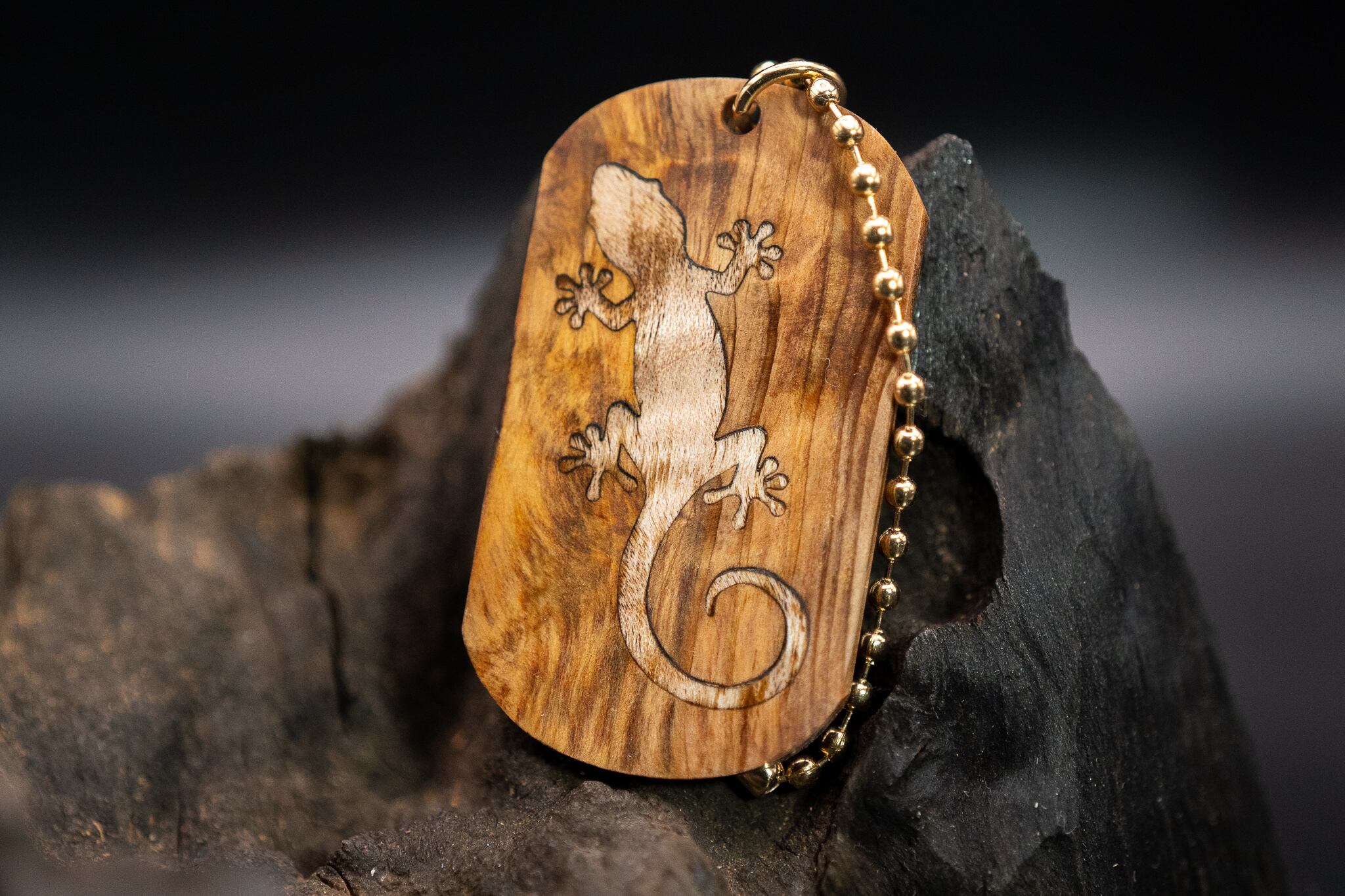 【日本が誇る銘木】杉 油杢 ドッグタグ 象嵌 木登りトカゲ