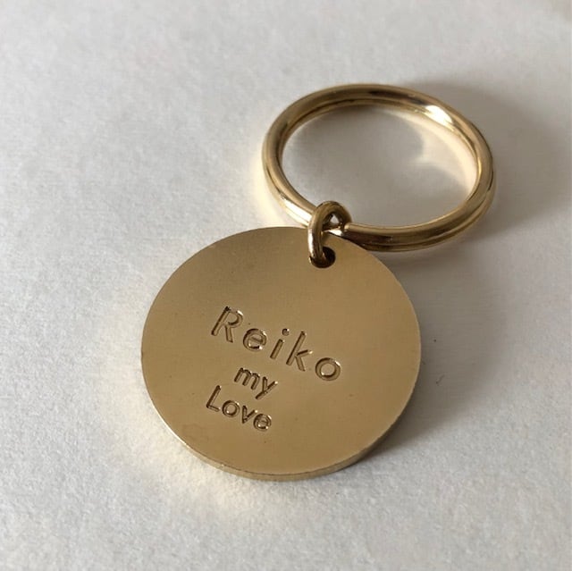 名入れ・文字入れ刻印できる真鍮プレートラウンドキーホルダー | PAY ID