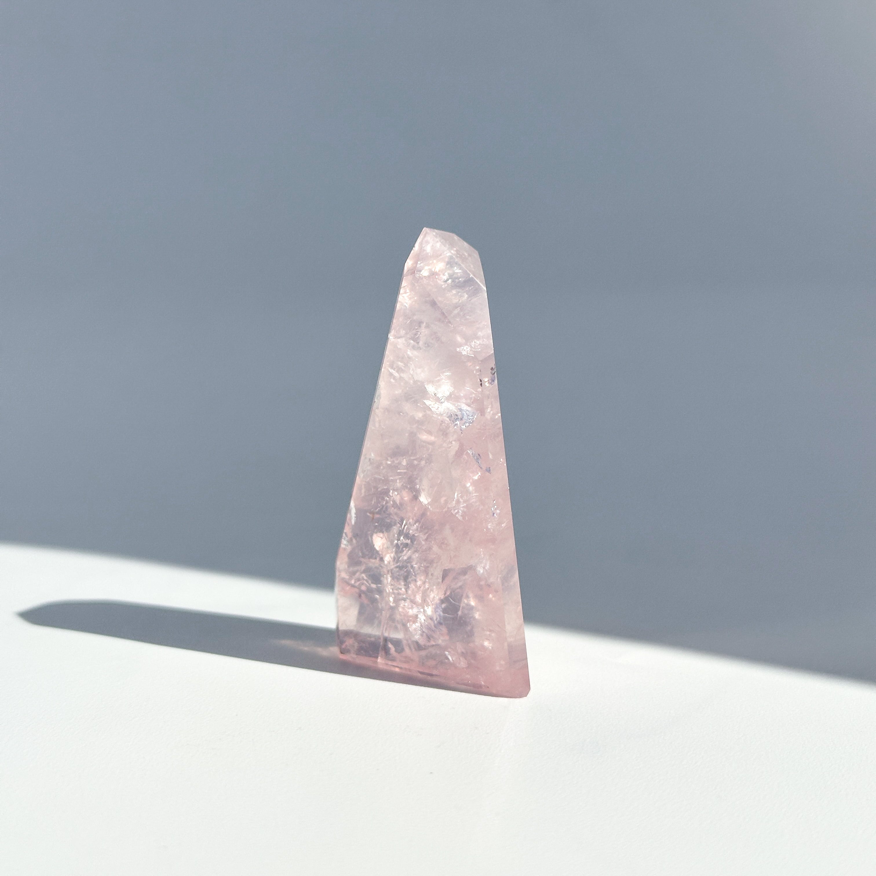 虹◎【高品質】バイーア産ローズクォーツ フリーフォーム71◇ Rose Quartz ◇天然石・鉱物・パワーストーン・インテリア