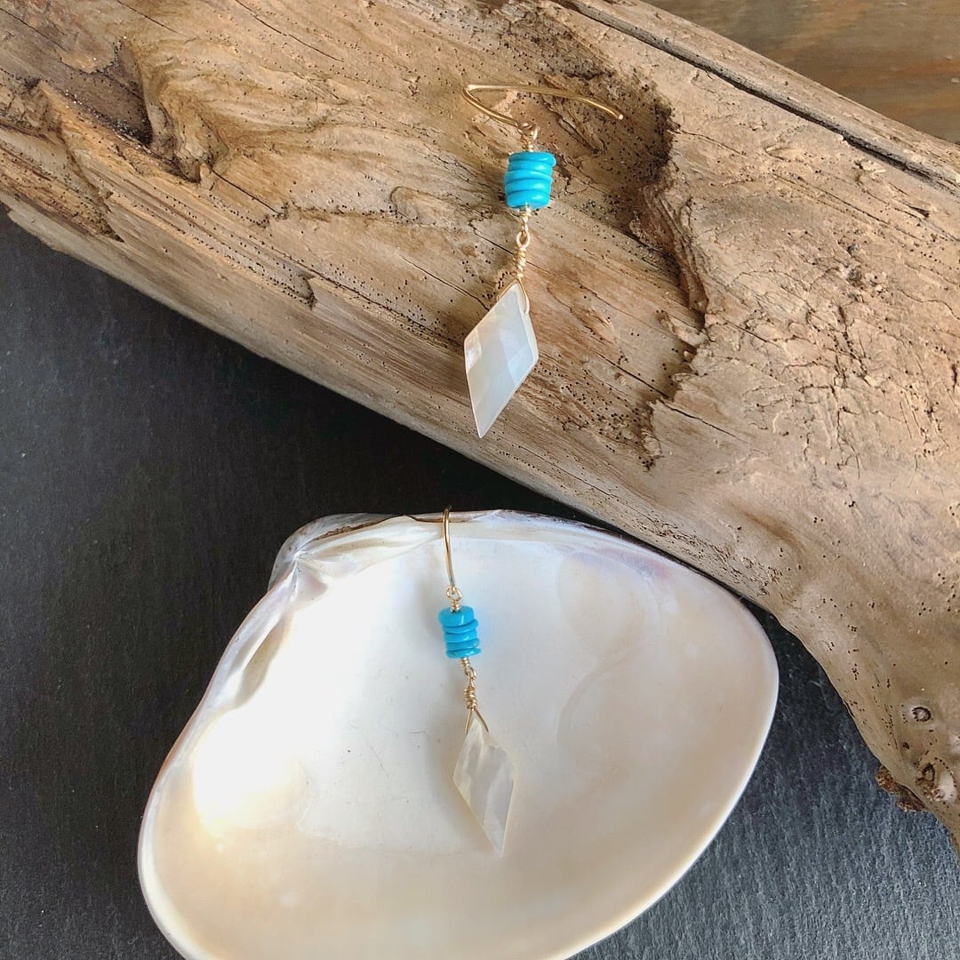 スリーピングビューティーターコイズ×ひし形シェルパーツのピアス