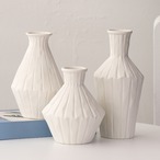 縦筋花瓶 リブ模様花瓶 白い花瓶 セラミック花瓶 モダン花瓶 ストライプ花瓶 デザイン花瓶 インテリア花瓶 おしゃれ花瓶 陶器花瓶 スタイリッシュ花瓶 北欧風花瓶